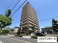 京阪石山寺駅歩3分！ペットと一緒に快適新生活をスタート！専有面積100平米以上！
専用庭・駐車場2台(専用・機械式)付き！瀬田川沿い眺望良好なめずらしい物件です！