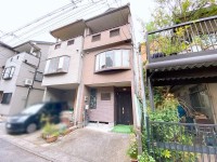 京阪島ノ関駅歩2分！南東向きの為日当たり良好！１階・2階にトイレ有！
徒歩圏内に商業施設が充実しており生活に便利な立地です

