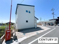 駐車5台可！オール電化住宅！太陽光発電5.7KW搭載！
土地75.6坪！小屋裏収納有！2022年03月築