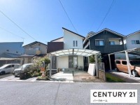 カーポート2台駐車可！吹き抜けのある開放的なリビング！前道6ｍ！花火や雄大な山々を眺望できます！