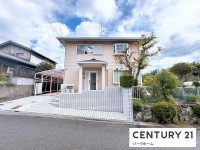 駐車2台可！パナソニックホームズ施工の家！軽量鉄骨造2階建！
3方角地！陽当たり通風良好！全居室6帖以上！