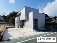 滋賀県草津市を中心とした不動産売買のセンチュリー21 パークホーム｜スタッフのオススメ物件や、オープンハウス・現地説明会など最新情報をお届け ルポハウス施工の築浅！ホテルライクで心地よい暮らし！耐震等級3取得！太陽光搭載！癒しの子上がりヌック！ランドリールーム！駐車３台可！
