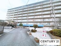 JR膳所駅歩2分！南向き！陽当り良好！
近くにはスーパーもあり、日常のお買い物も便利です。
