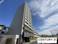 滋賀県草津市を中心とした不動産売買のセンチュリー21 パークホーム｜スタッフのオススメ物件や、オープンハウス・現地説明会など最新情報をお届け JR南草津駅徒歩8分！15階建て8階部分！角部屋！眺望良好！南向きバルコニー日当たり風通し良好！
築5年の築浅マンション！ペット飼育可！床暖房あり！周辺環境充実！