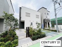 滋賀県草津市を中心とした不動産売買のセンチュリー21 パークホーム｜スタッフのオススメ物件や、オープンハウス・現地説明会など最新情報をお届け 駐車2台可！JR草津駅歩18分！オール電化住宅！太陽光発電7.39KW搭載！
エコキュート！耐震等級3取得！ＺＥＨ水準省エネ住宅！長期優良住宅