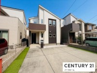 長期優良住宅！築浅物件！並列駐車3台可（車種による）！床暖房あり！広々したお庭スペースあり！玄関吹き抜け！大きなWICあり！
