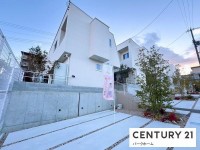 滋賀県草津市を中心とした不動産売買のセンチュリー21 パークホーム｜スタッフのオススメ物件や、オープンハウス・現地説明会など最新情報をお届け 新規大型分譲地内！関電SOSホームセキュリティ！オール電化住宅！
タイルデッキの庭でセカンドリビングとしても活躍
