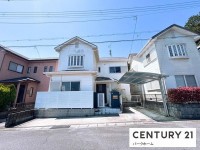 滋賀県草津市を中心とした不動産売買のセンチュリー21 パークホーム｜スタッフのオススメ物件や、オープンハウス・現地説明会など最新情報をお届け 駐車2台可！広々ＬＤＫ約23.25帖！2026年4月　全室クロス張替！
リビングに収納スペース付
