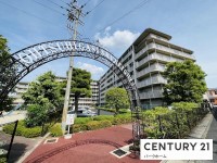 滋賀県草津市を中心とした不動産売買のセンチュリー21 パークホーム｜スタッフのオススメ物件や、オープンハウス・現地説明会など最新情報をお届け JR膳所駅歩4分！2026年5月内装リフォーム済！7階建ての2階部分！
東西両面バルコニーにつき陽当たり通風良好！敷地内に公園があります！
