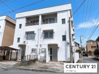 滋賀県草津市を中心とした不動産売買のセンチュリー21 パークホーム｜スタッフのオススメ物件や、オープンハウス・現地説明会など最新情報をお届け 京阪石場駅徒歩3分！鉄骨造3階建！南向き角地！4LDK！買物施設等近く生活至便！