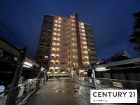 滋賀県草津市を中心とした不動産売買のセンチュリー21 パークホーム｜スタッフのオススメ物件や、オープンハウス・現地説明会など最新情報をお届け ペット飼育可！琵琶湖畔マンション！バルコニーから見える琵琶湖ビュー！
11階建ての10階部分！カウンターキッチン！食洗機付き！浴室に窓有！