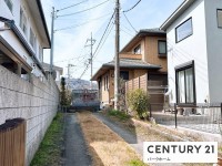 滋賀県草津市を中心とした不動産売買のセンチュリー21 パークホーム｜スタッフのオススメ物件や、オープンハウス・現地説明会など最新情報をお届け 駐車2台可！積水ハウス施工の家！制震構造！高気密高断熱住宅！オール電化！
南向き・全室2面採光！天井高さ2.5ｍ以上！庭10坪以上！土地65.27坪

