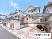 滋賀県草津市を中心とした不動産売買のセンチュリー21 パークホーム｜スタッフのオススメ物件や、オープンハウス・現地説明会など最新情報をお届け 駐車2台可！カーポート付き！土地45.81坪！南東向きのため、日当たり風通し良好！
築15年で収納充実の建物！お風呂にテレビ付き！電動昇降の吊戸棚あり！