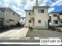 滋賀県草津市を中心とした不動産売買のセンチュリー21 パークホーム｜スタッフのオススメ物件や、オープンハウス・現地説明会など最新情報をお届け 駐車3台可！対面式キッチン！土地53.5坪！
南東向きのため、日当たり風通し良好！買い物施設近く生活至便！
