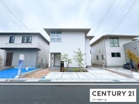 滋賀県草津市を中心とした不動産売買のセンチュリー21 パークホーム｜スタッフのオススメ物件や、オープンハウス・現地説明会など最新情報をお届け 駐車2台可！ミサワホームの家！太陽光発電約4KW搭載！
土地50.08坪！保証継承対応！リビングに床暖房！2024年07月築