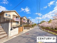 滋賀県草津市を中心とした不動産売買のセンチュリー21 パークホーム｜スタッフのオススメ物件や、オープンハウス・現地説明会など最新情報をお届け 駐車2台可！カーポート付き！土地45.81坪！南東向きのため、日当たり風通し良好！
築15年で収納充実の建物！お風呂にテレビ付き！電動昇降の吊戸棚あり！
