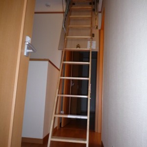 天井収納庫階段